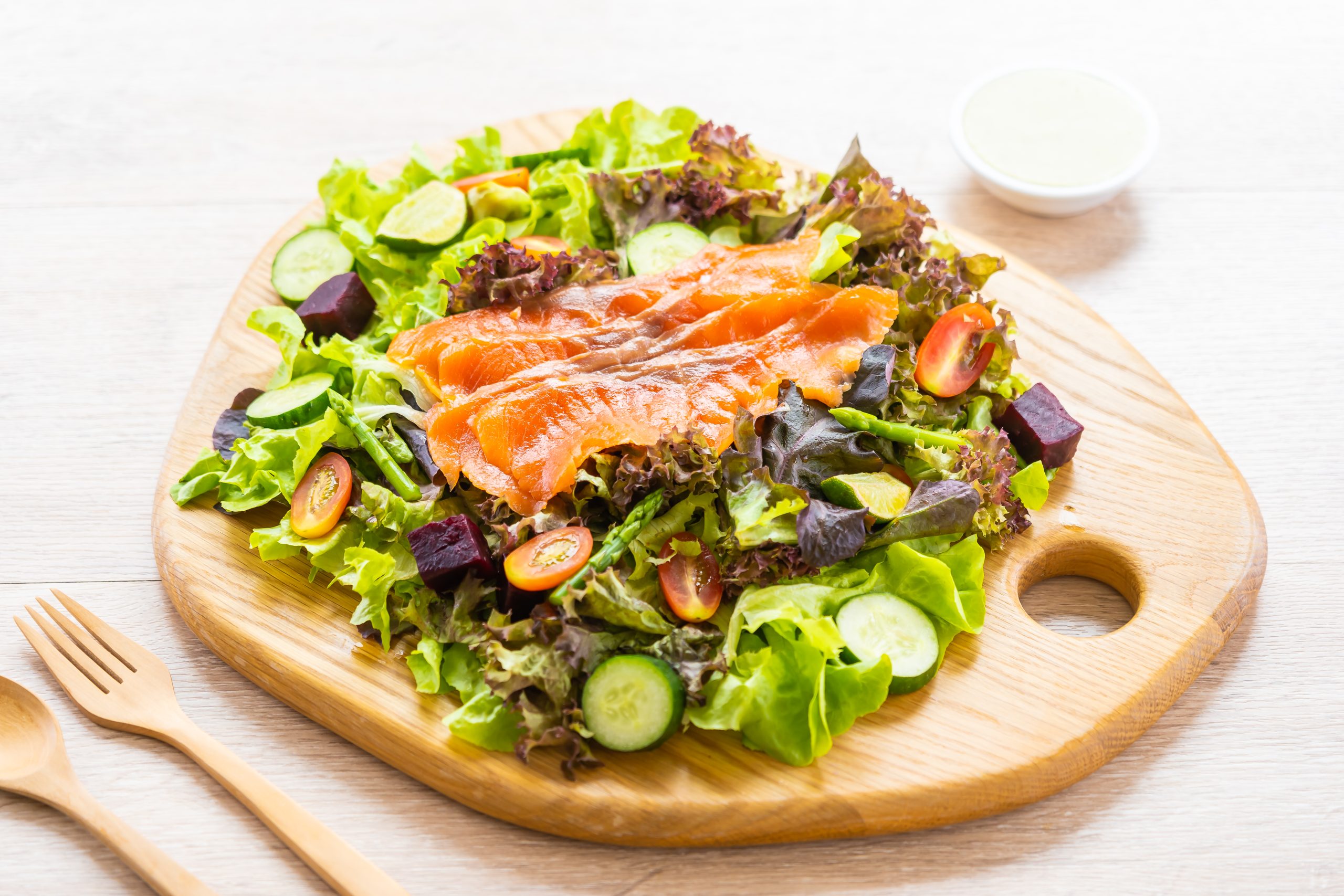 You are currently viewing Smoked Salmon Thai Salad with Chili Lime Dressing