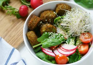 Read more about the article Falafel Salad Bowl