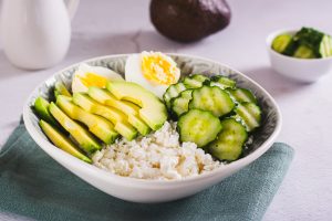 Read more about the article Boiled Egg, Cottage Cheese & Avocado Bowl
